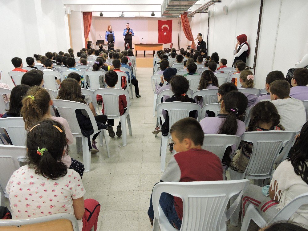 Polis, Öğrencileri Sosyal Medya Konusunda Uyardı