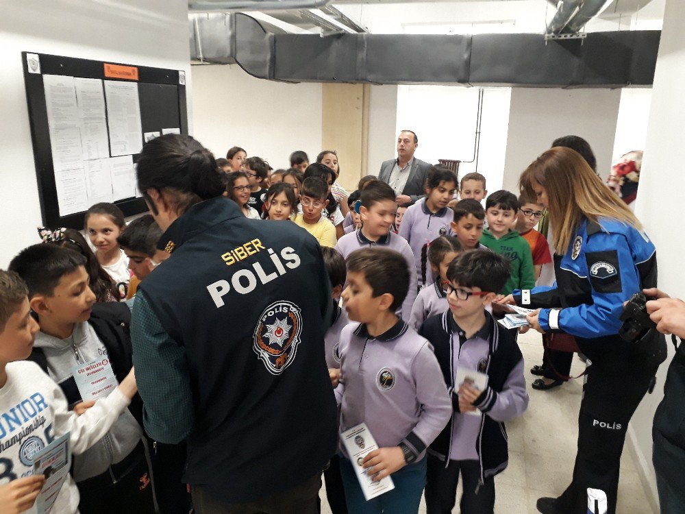 Polis, Öğrencileri Sosyal Medya Konusunda Uyardı