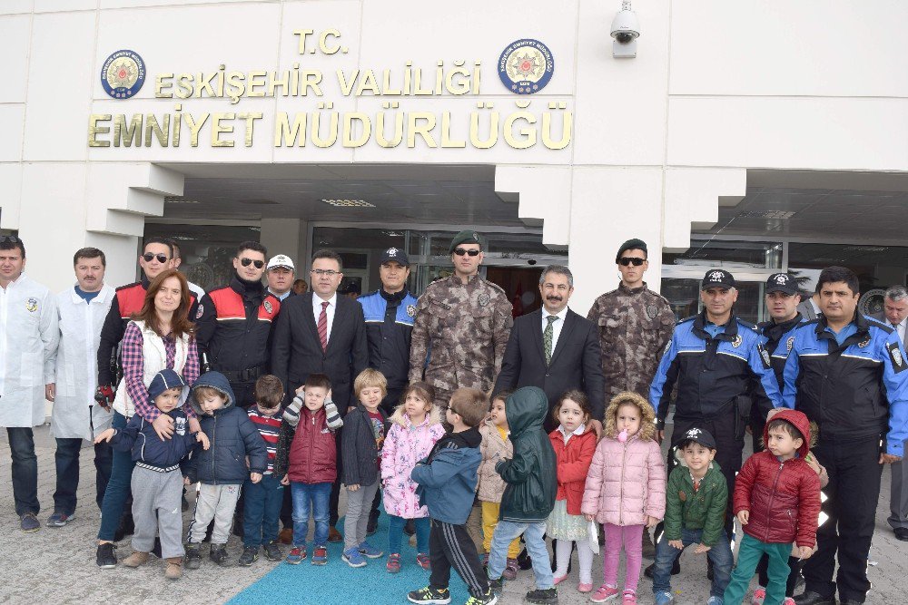 Öğrencilerden Polis Amcalarını Ziyaret