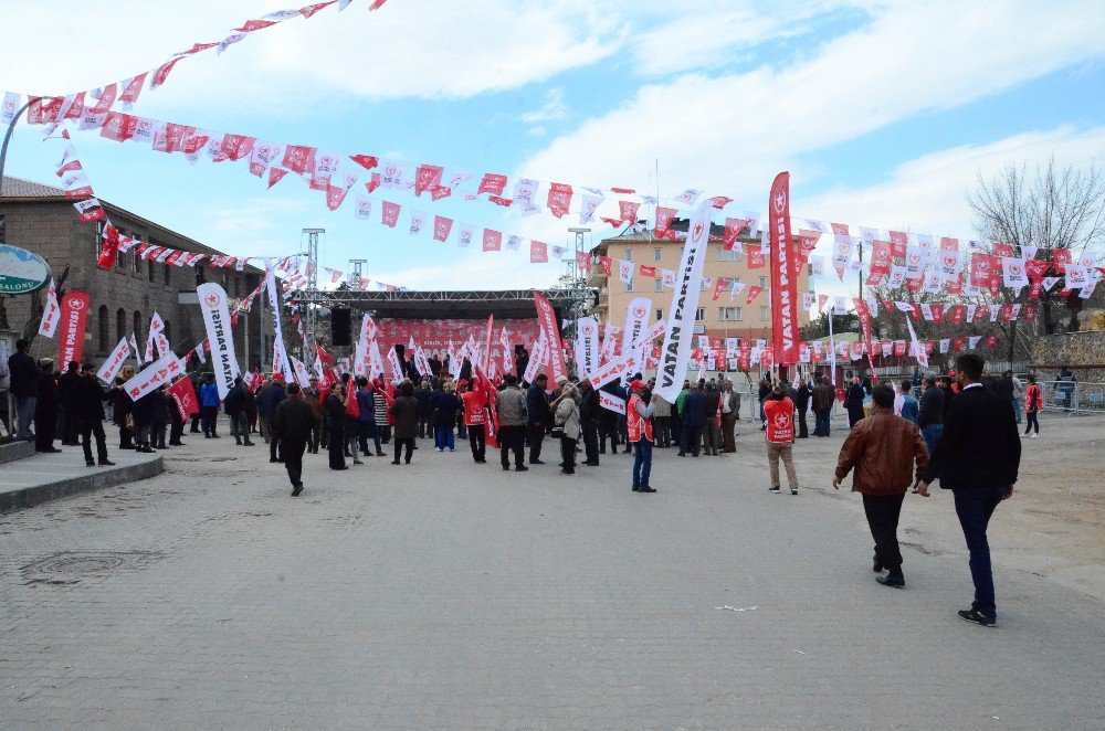 Doğu Perinçek’in Mitingine Az Sayıda Kişi Katıldı