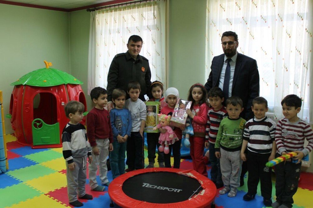 Araç’ta Kuran Kursunu Giden Çocuklar İçin Pasta Kesildi