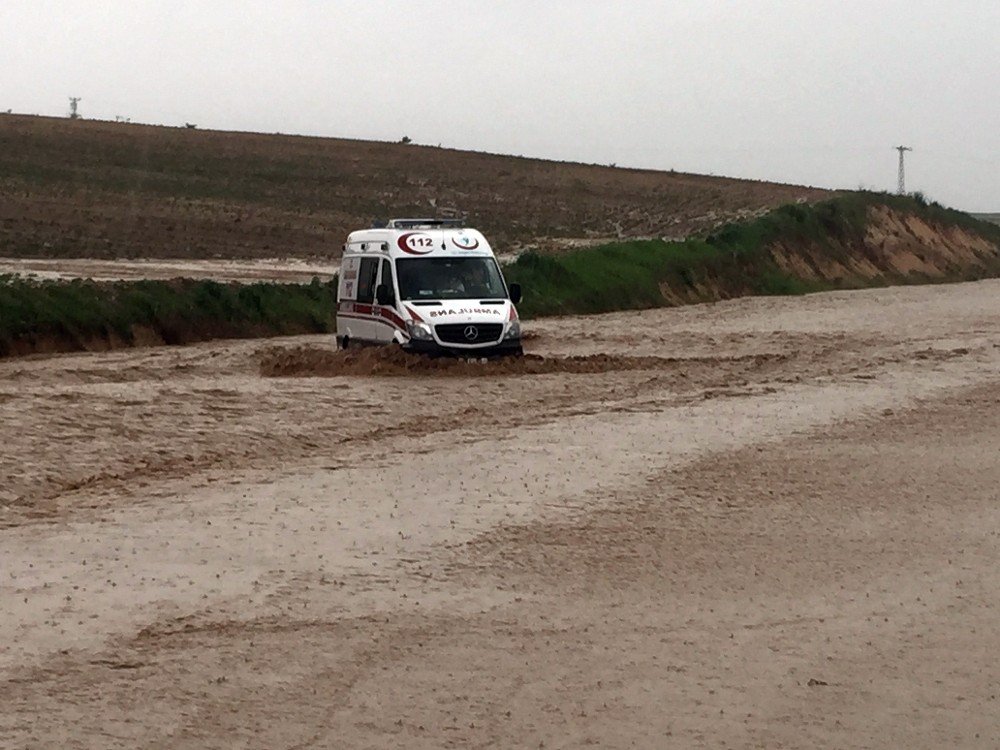 3 Kişinin Öldüğü, 30 Kişinin Yaralandığı Kaza Bölgesinde Ambulans Ve Araçlar Selde Mahsur Kaldı