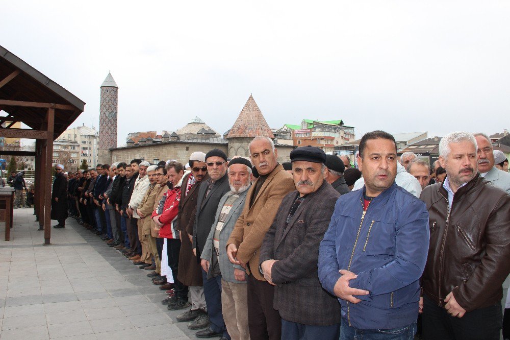 İdlib’de Hayatını Kaybedenler İçin Gıyabi Cenaze Namazı Kılındı