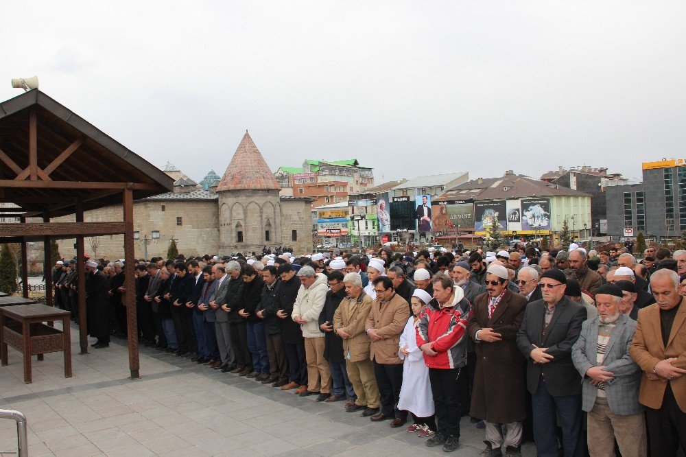 İdlib’de Hayatını Kaybedenler İçin Gıyabi Cenaze Namazı Kılındı