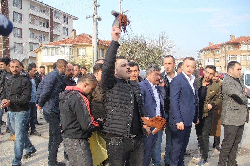 Meral Akşener’e Etekli Ve Ayakkabılı Protesto