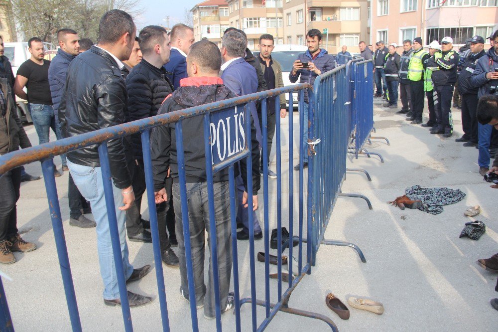 Meral Akşener’e Etekli Ve Ayakkabılı Protesto