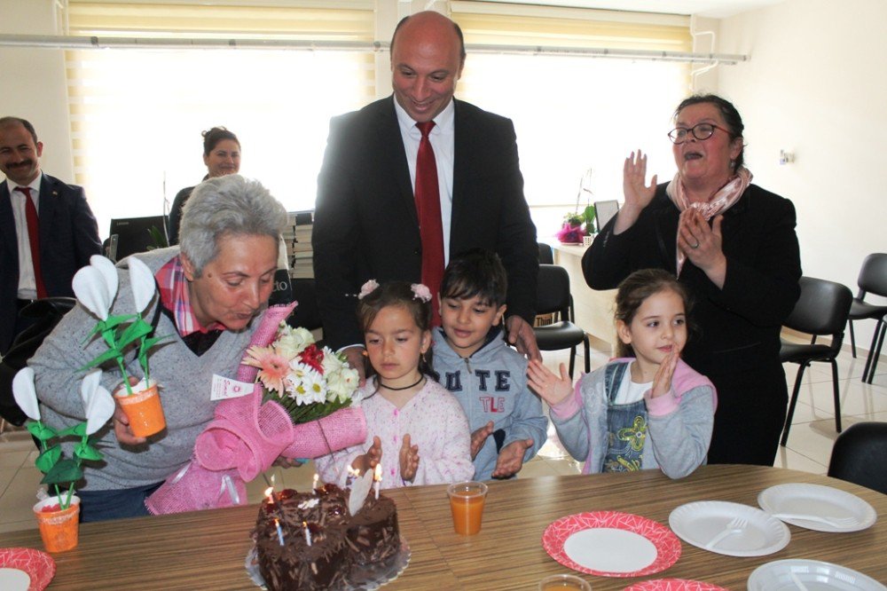 Ayvalık Meb’den Ayvalık’ın ‘Fatma Annesi’ne Doğum Günü Sürprizi