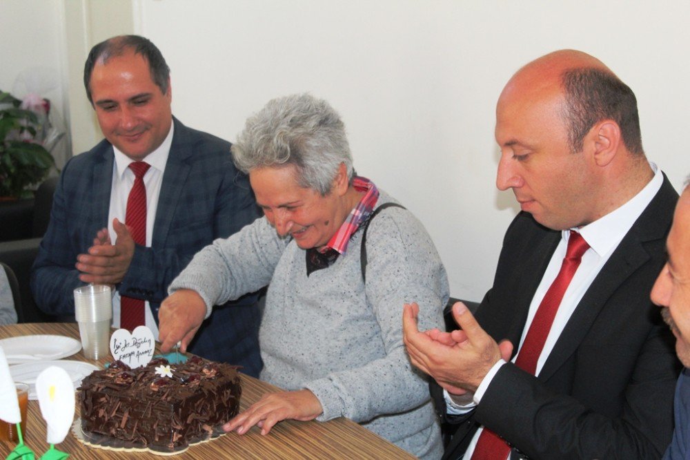 Ayvalık Meb’den Ayvalık’ın ‘Fatma Annesi’ne Doğum Günü Sürprizi