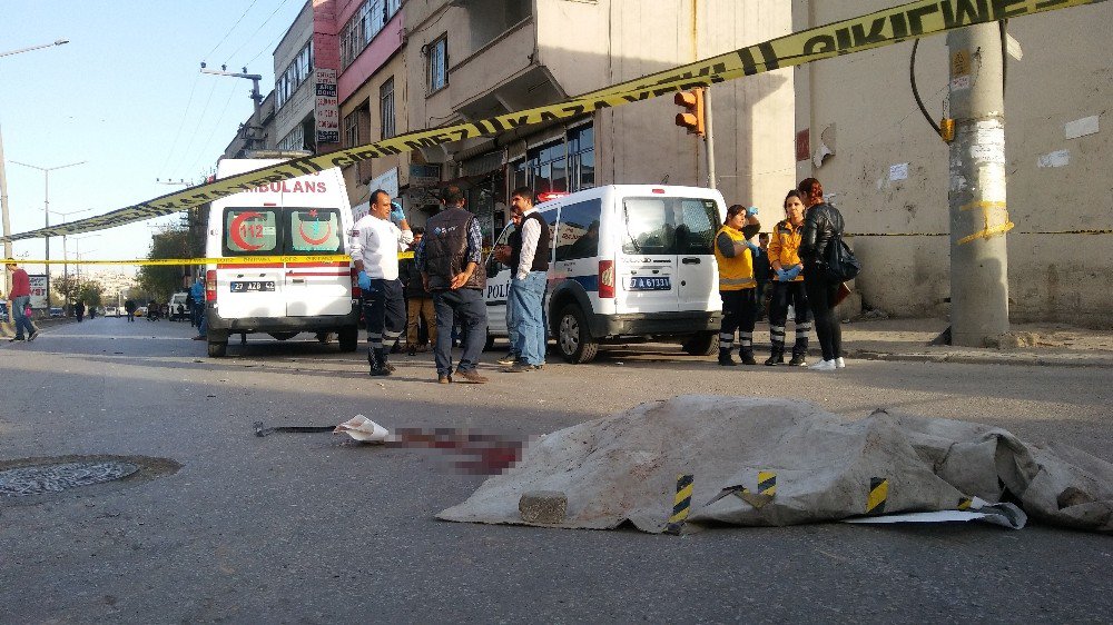 Otobüsün Çarptığı Otomobilden Yola Fırlayan Kadın Hayatını Kaybetti