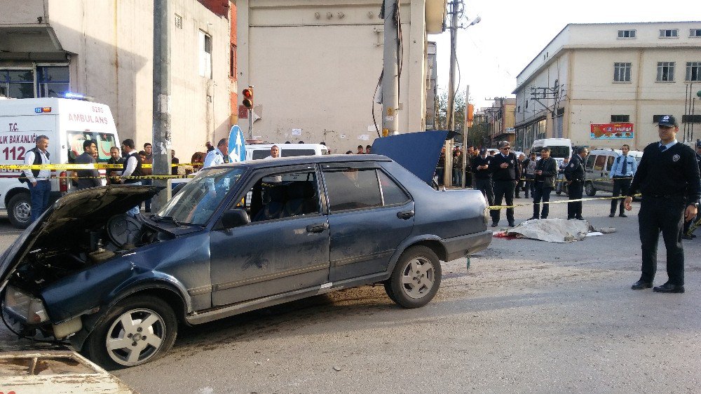 Otobüsün Çarptığı Otomobilden Yola Fırlayan Kadın Hayatını Kaybetti