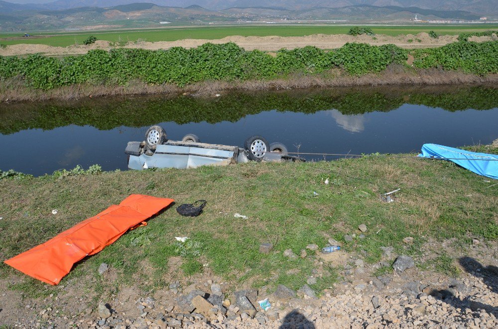 Lastiği Patlayan Otomobil Kanala Uçtu: 2 Ölü, 1 Yaralı