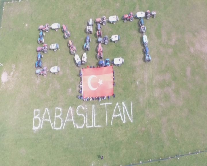 Traktörlerle "Evet" Yazıp Gökyüzünden Poz Verdiler