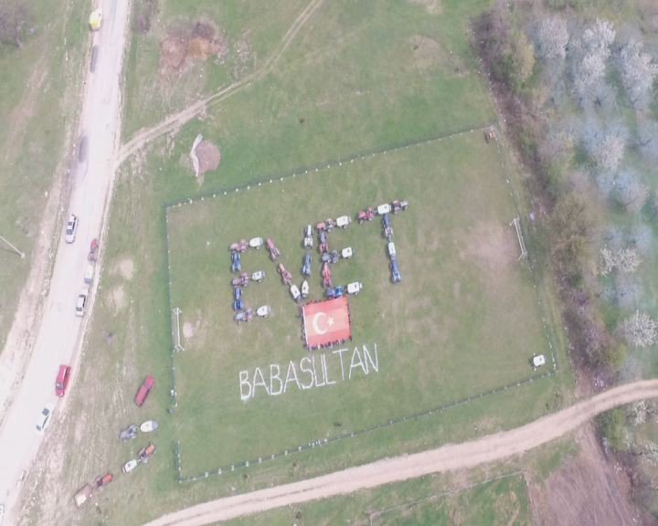 Traktörlerle "Evet" Yazıp Gökyüzünden Poz Verdiler