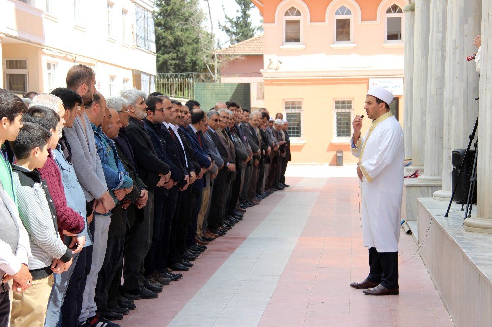 İdlib’deki Kimyasal Saldırıda Ölenler İçin Gıyabi Cenaze Namazı Kılındı