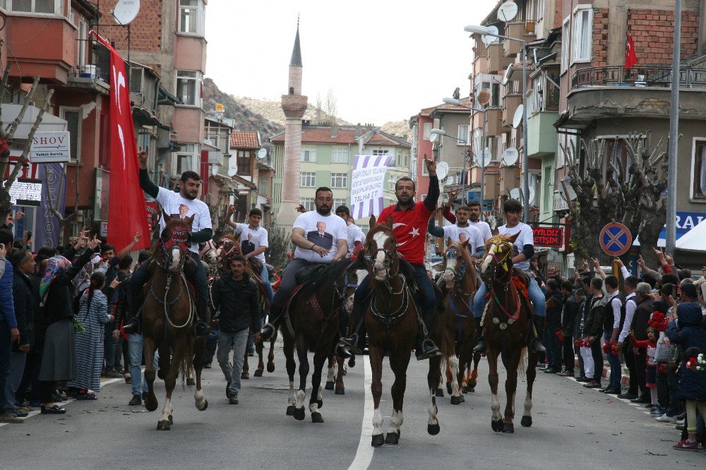 Mhp Lideri Bahçeli’yi Atlarla Ve Karanfillerle Karşıladılar