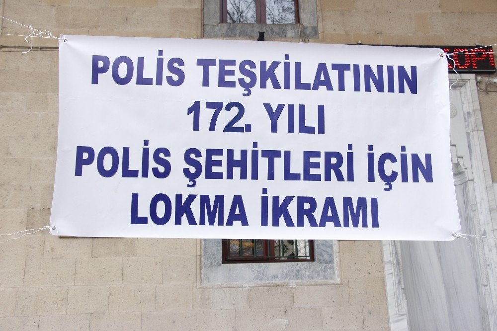 Cuma Namazı Sonrası Polis Teşkilatından Vatandaşlara Lokma İkramı