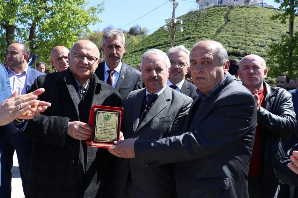 Yol İçin Fedakarlık Göstererek Evini Yıktırdı, Plaketle Ödüllendirildi