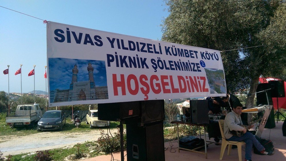 Sivas Yıldızeli Kümbet Köylüleri Kuşadası’ndaki Piknikte Biraraya Geldi