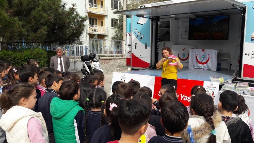 Ertuğrul Gazi İlkokulunda Diş Seti Ve Sağlıklı Yaşam Dergisi Dağıtımı