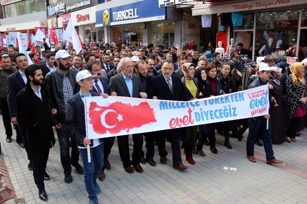 Kütahya’da Türkiye Gençlik Vakfı Üyesi Gençlerden ’Evet’ Yürüyüşü