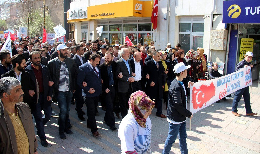 Kütahya’da Türkiye Gençlik Vakfı Üyesi Gençlerden ’Evet’ Yürüyüşü