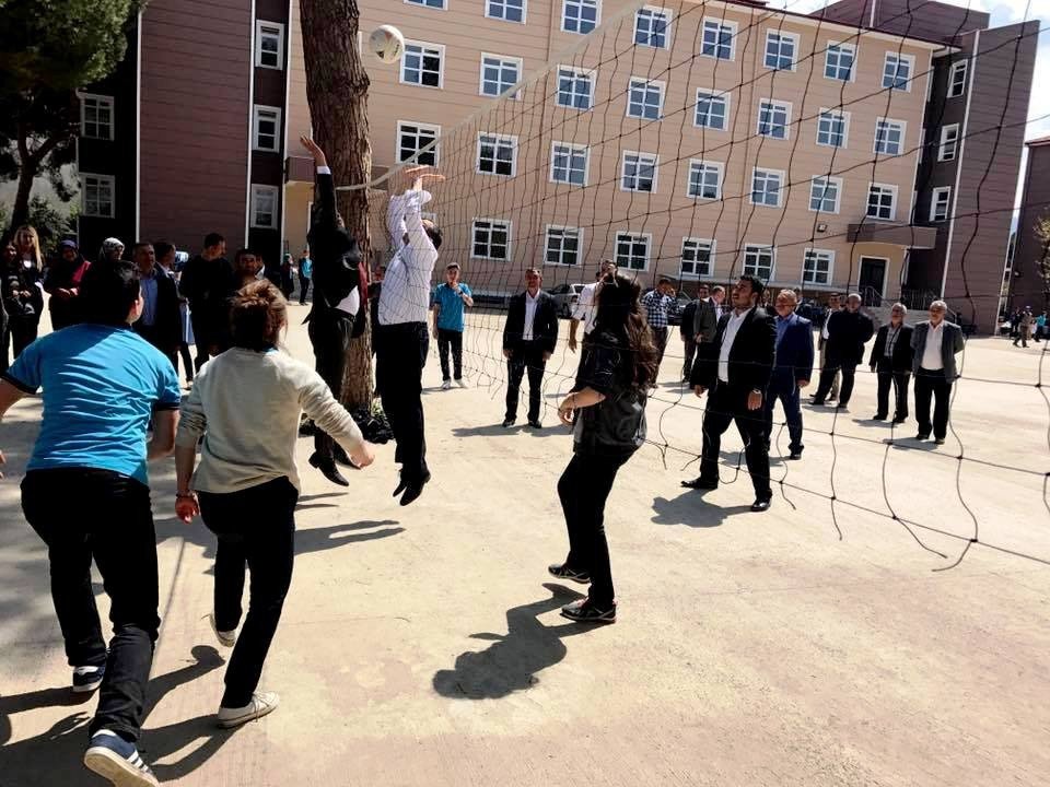 Ak Parti’li Aydemir Öğrencilerle Voleybol Oynadı