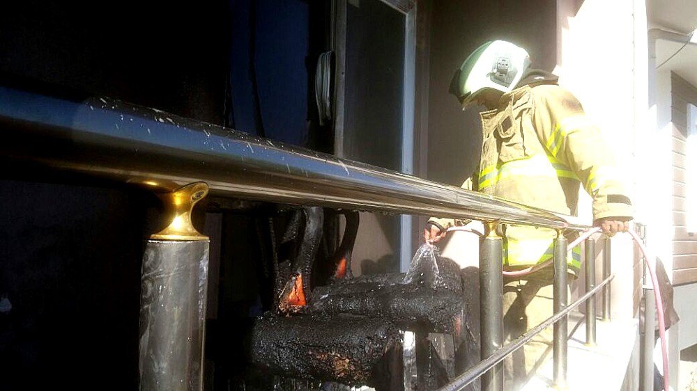 Burhaniye’de Apartman Balkonunda Korkutan Yangın