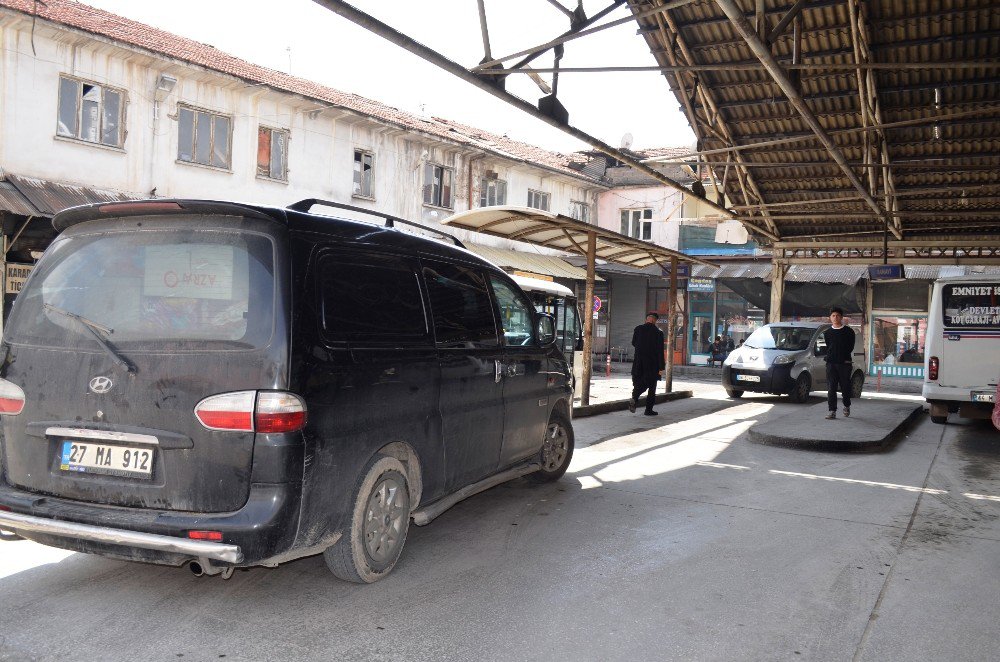 Minibüs Durağının Park Olarak Kullanılmasına Tepki