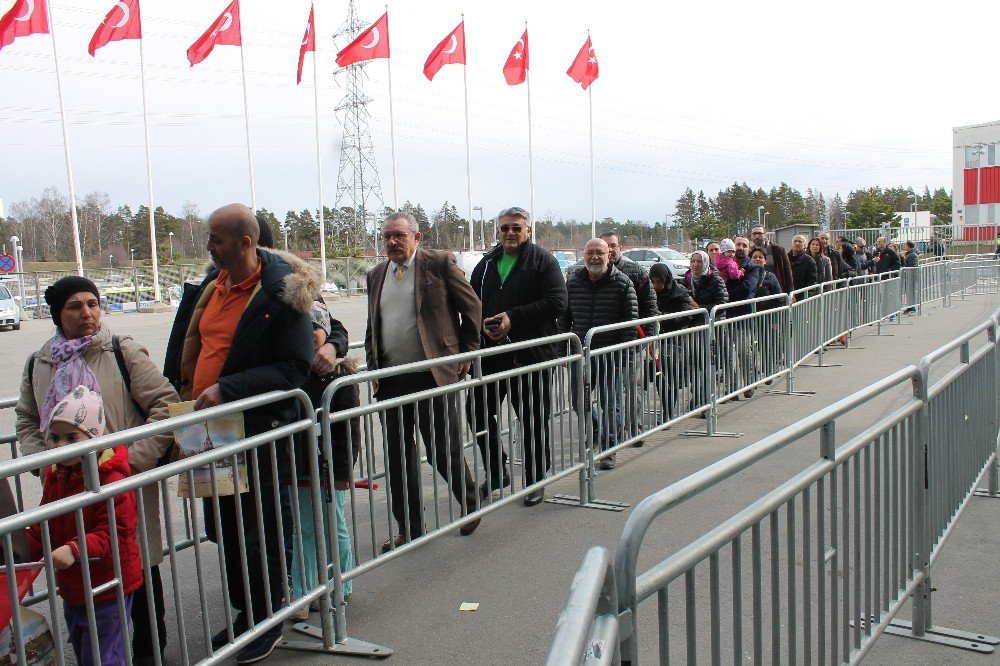 İsveç’te Türk Seçmenler, Referandum İçin Sandık Başında