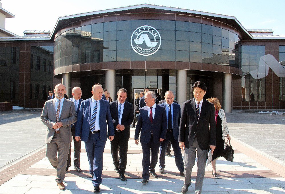 Japon Hitachi Firması Atatürk Üniversitesi’nde