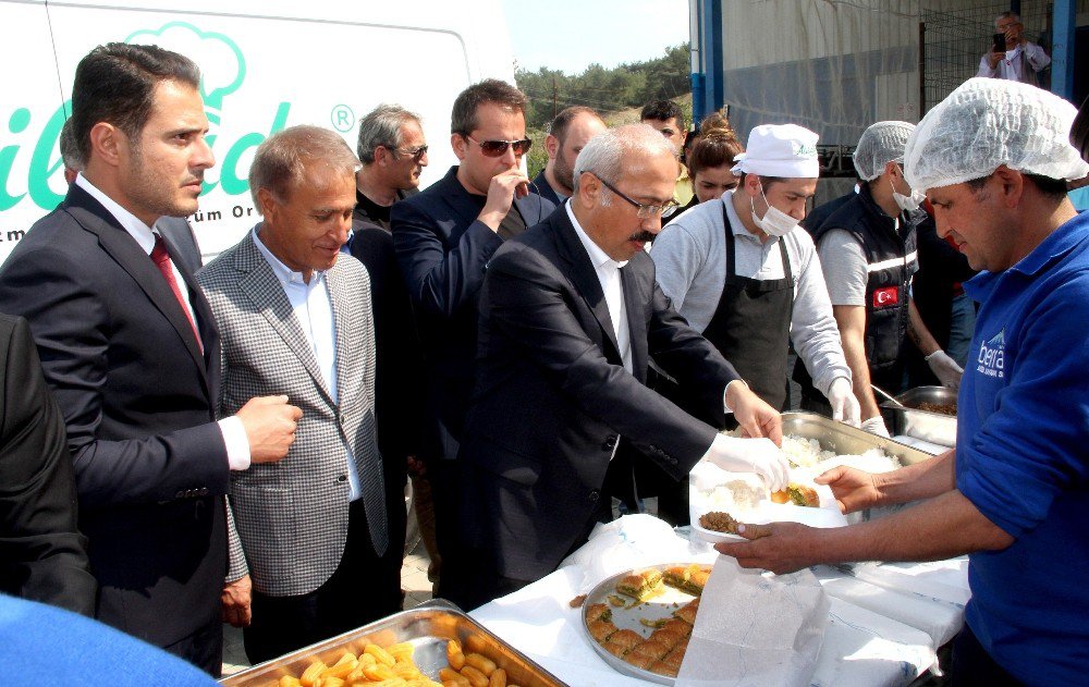 Bakan Elvan, Su Üretim Tesisinde İşçilere Tatlı İkram Etti