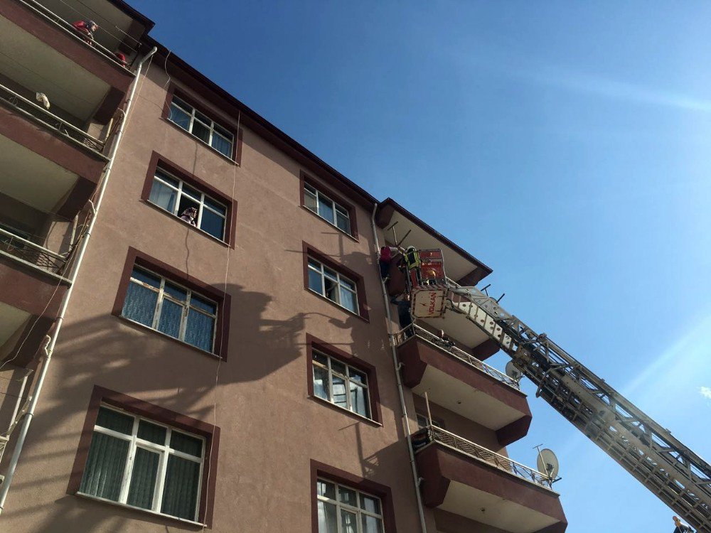 Balkon Demirinde Asılı Kalan Kızı Ölümden İtfaiye Kurtardı