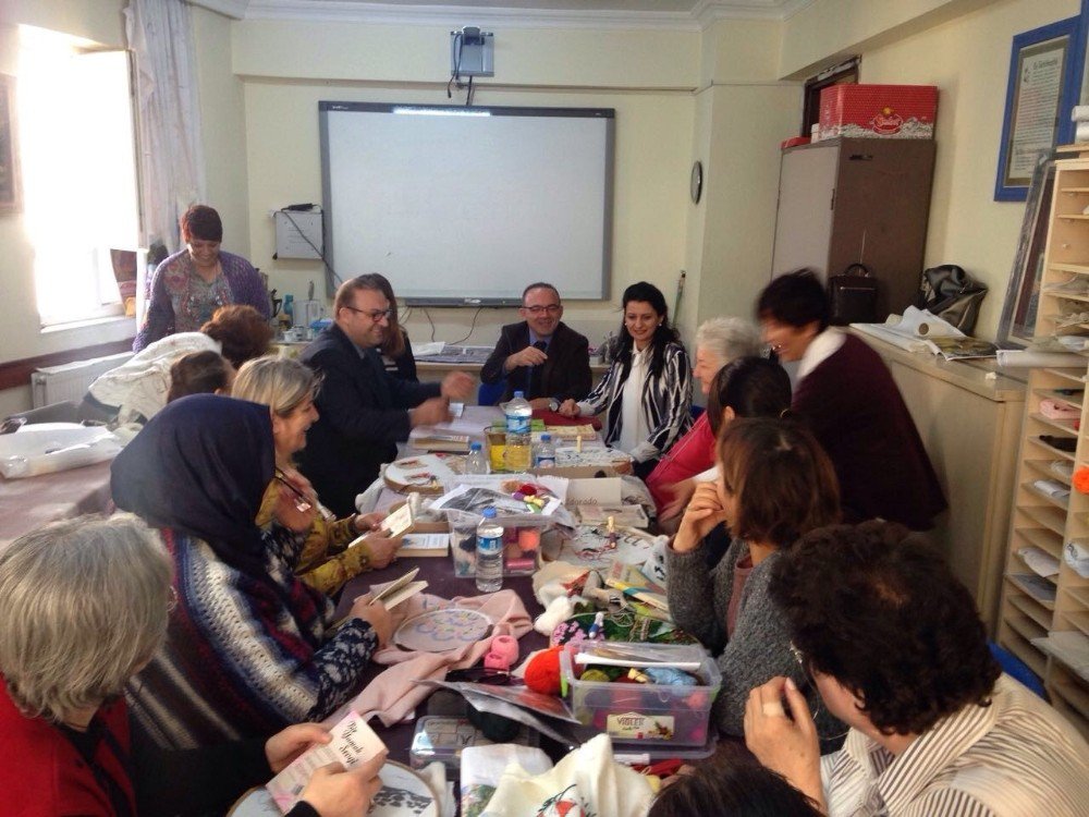 Kaymakam Öner Kursiyerlerle Kitap Okudu