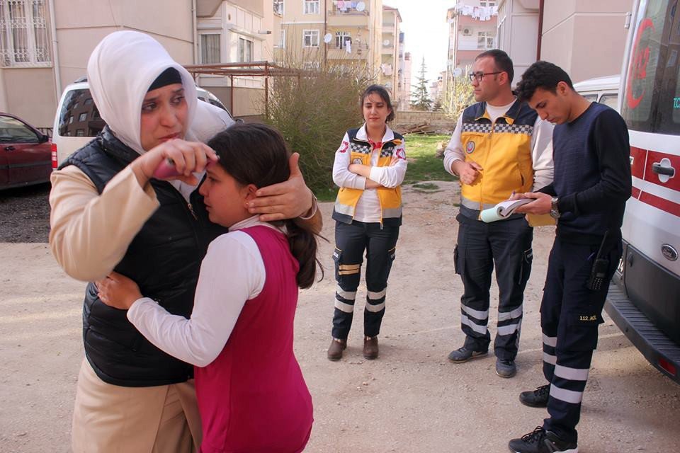 Balkon Demirinde Asılı Kalan Kızı Ölümden İtfaiye Kurtardı