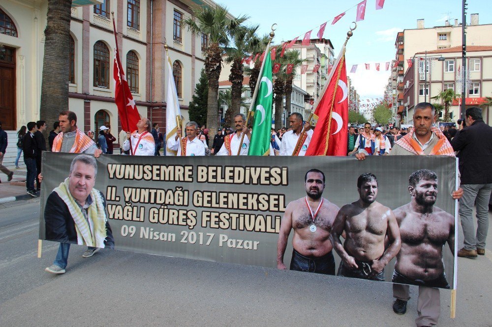 Manisa Sokaklarında Güreş Heyecanı