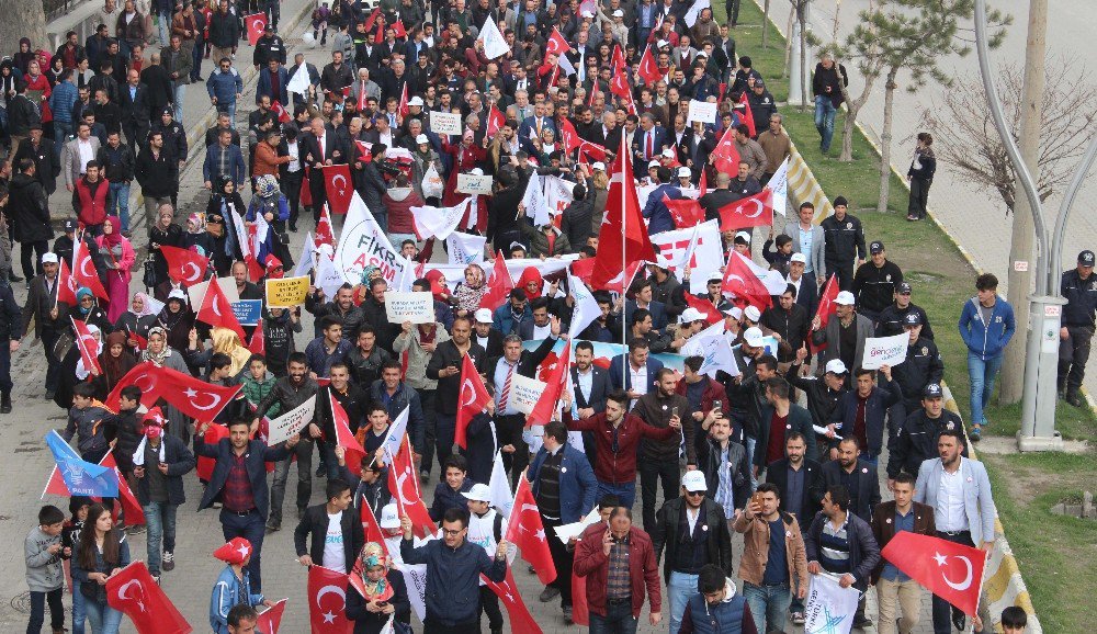 Muş’ta ’Evet’ Yürüyüşü Düzenlendi