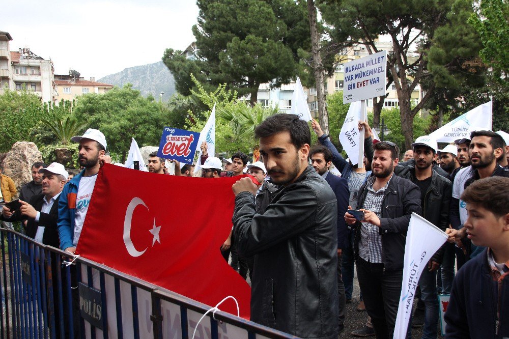 “Türkiye İçin Evet” Yürüyüşü Hatay’da Miting Havasında Geçti