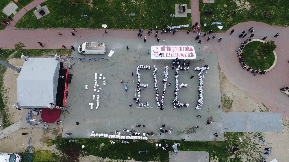 300 Gazi Ve Şehit Yakını İnsan Zinciri Oluşturarak ‘Evet’ Yazdı