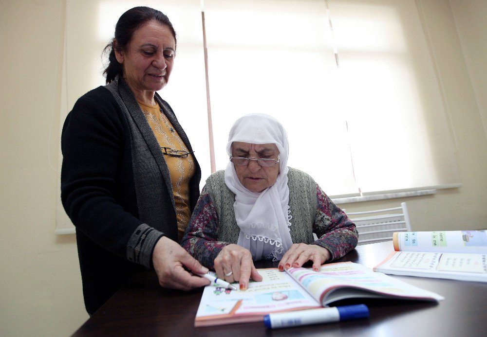 Yenimek Fatma Ninenin Okuma-yazma Hayalini Gerçeğe Dönüştürdü