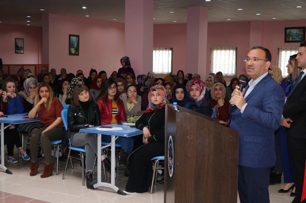 Bakan Bozdağ, Yozgat’ta Üniversite Öğrencilerinin Sorularını Yanıtladı