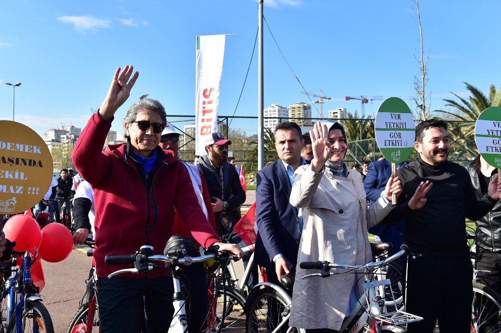 Bakan Kaya, Caddebostan Sahilinde Gençlerle Pedal Çevirdi