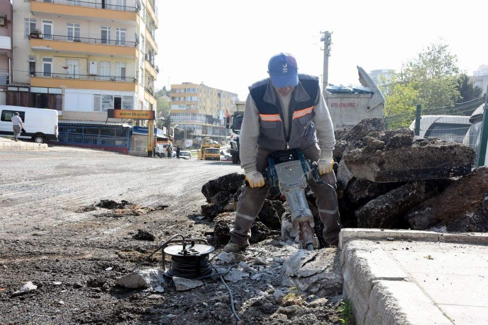 Aliağa’daki Fatih Caddesinde Asfaltlama Mesaisi