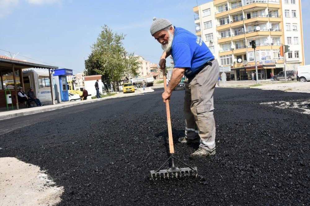 Aliağa’daki Fatih Caddesinde Asfaltlama Mesaisi