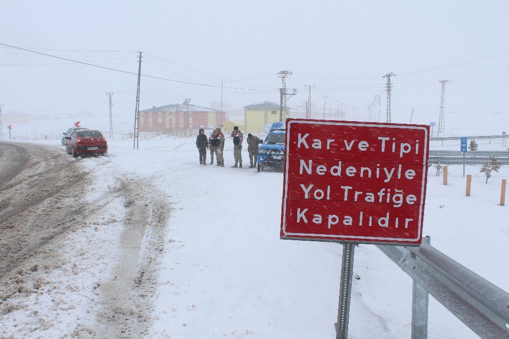 Ardahan’da Ulaşıma Kar Ve Tipi Engeli