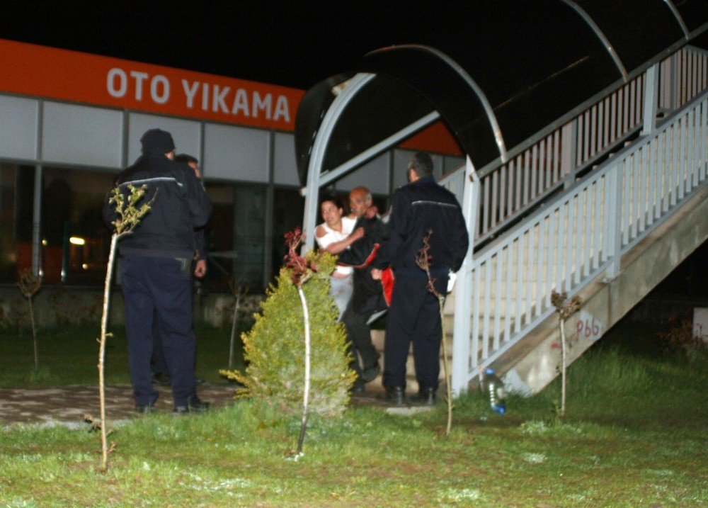 Sinir Krizi Geçiren Genç Kız Üst Geçide Çıkarak Kollarını Kesti