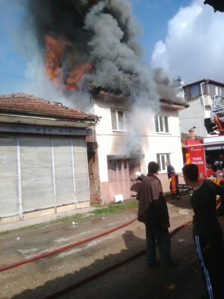 2 Katlı Ev Kullanılmaz Hale Geldi