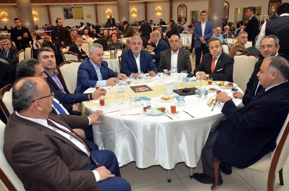 Ak Parti Genel Başkan Yardımcısı Ataş’a "Evet" Yazılı Baklava