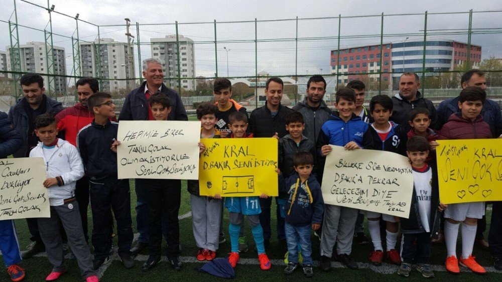 Diyarbakırlı Gençler Tanju Çolak’ı Bekliyor