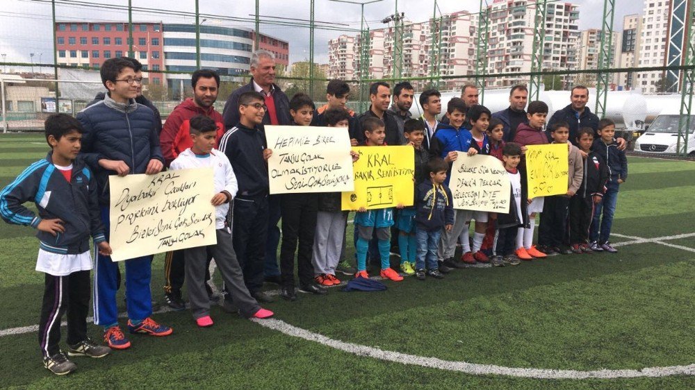 Diyarbakırlı Gençler Tanju Çolak’ı Bekliyor