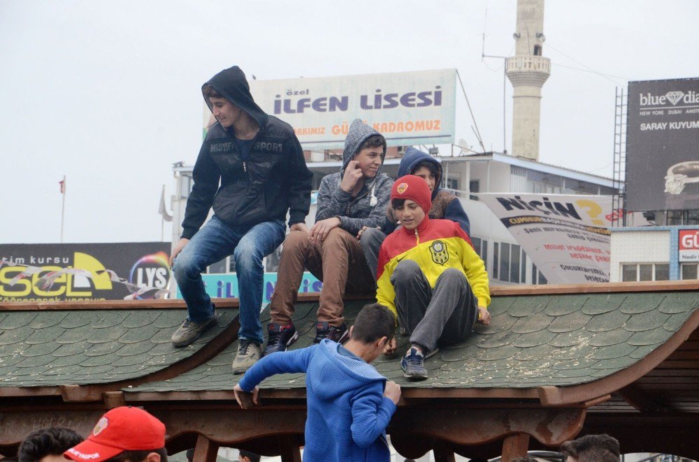 Taraftar Maçı Dev Ekrandan İzledi